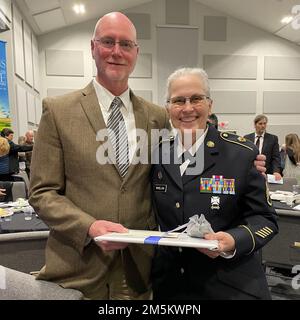 USA Sergeant Andrea Whelan, richtig, posiert für ein Foto mit ihrem Mann, pensionierter 1. Sgt. Sean Whelan, während eines Mittagessens in der Fairland Church Fellowship Hall, um die Einsteiger in die Lebanon County Women's Hall of Fame zu ehren. Stockfoto