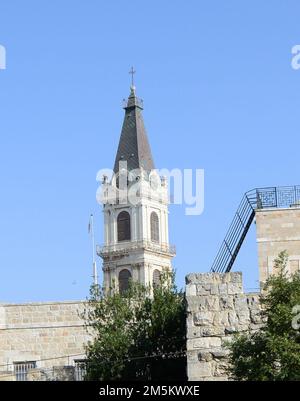 Der Uhrenturm des Klosters des Heiligen Erlösers im christlichen Viertel in der Altstadt von Jerusalem. Stockfoto