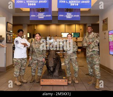 Von links nach rechts, USA Air Force Chief Master Sgt. Andrea Conlan, 60. Force Support Squadron Senior Enlisted Leader, Airman 1. Class Cynthia Li, 60. FSS Food Service Journeyman, A1C Lizbeth Alvarez-Morreno, 60. FSS Force Management Techniker, Und Chief Master Sgt. Travis Jordan, 60. Security Forces Squadron Senior Enlisted Leader, machen Sie sich bereit für einen Kochwettbewerb zum Thema Mardi Gras auf dem Luftwaffenstützpunkt Travis, Kalifornien, 23. März 2022. Die 60. Mission Support Group Monarch Dining Facility veranstaltete einen Kochwettbewerb, bei dem Geschick, Schnelligkeit und Einfallsreichtum demonstriert wurden. Viererteams Stockfoto