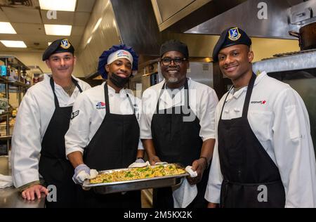 Von links nach rechts, USA Leitender Generalstabsleiter der Luftwaffe Vincent Brasher, 60. Superintendent der Operationen der Sicherheitskräfte, Airman 1. Klasse Aaron Busby 60. Force Support Squadron Food Service Journeyman, Reginald Barkus, 60. FSS Food Service Cook, Und Chief Master Sgt. Travis Jordan, 60. SFS Senior Encelled Leader, stellt ihr fertiges Gericht vor, bevor sie am Travis Luftwaffenstützpunkt, Kalifornien, am 23. März 2022 auslaufen. Die 60. Mission Support Group Monarch Dining Facility veranstaltete einen Kochwettbewerb, bei dem Geschick, Schnelligkeit und Einfallsreichtum demonstriert wurden. Teams von vier Personen nahmen an einem Wettkampf Teil, um geheimnisvolle Zutaten in t zu verwandeln Stockfoto