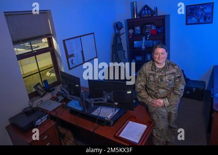 1. Sgt. Lisa Carlin ist im 1-183.-Kampfhubschrauberbataillon der Idaho Army National Guard tätig. Stockfoto