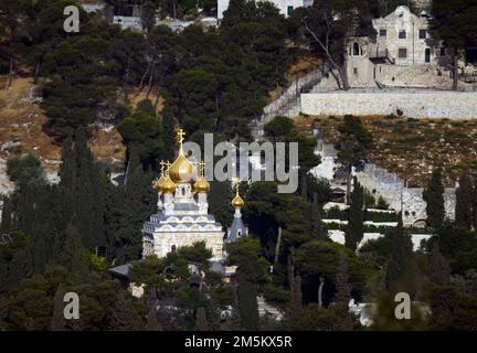 Die schöne, Zwiebel kuppelförmige, Russisch-orthodoxe Kirche von Maria Magdalene an den Hängen des Mt. Oliven in Jerusalem. Stockfoto