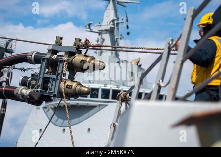 220323-N-UP745-1052 ÖSTLICHES MITTELMEER (23. MÄRZ 2022) USA Der Navy Arleigh Burke-Class Guided Missile Destroyer USS Jason Dunham (DDG 109) erhält während einer Wiederauffüllung auf See am 23. März 2022 eine Brennstoffsonde vom italienischen logistischen Hilfsschiff VULCANO-Klasse (A-5335). Jason Dunham ist Teil der ständigen NATO Maritime Group Two (SNMG2), einer von vier ständigen Truppen, die die maritime Komponente der Gemeinsamen Task Force für sehr hohe Bereitschaft (Very High Readiness Joint Task Force, VJTF) bilden. Über einen geplanten Einsatz im US-Flottengebiet 6. zur Unterstützung von Maßnahmen zur Gefahrenabwehr im Seeverkehr sowie im Bereich CONT Stockfoto