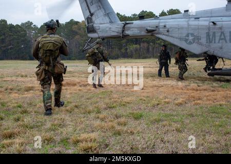 Holländische Marines mit Marineschwader Carib, niederländisches Marinekorps, an Bord einer US-Einheit Marine Corps CH-53E Super Hallion, Marine Heavy Helicopter Squadron-772, 4. Marine Aircraft Wing, Marine Forces Reserve, während der Übung Caribbean Urban Warrior in Camp Lejeune, North Carolina, 23. März 2022. Die Übung ist eine bilaterale Fortbildung, die darauf ausgelegt ist, die globale Interoperabilität zwischen US- und Partnerstreitkräften zu verbessern. Stockfoto