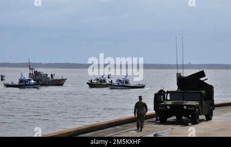 Land- und Seeelemente nahmen an der Hafenverteidigungsdemonstration im März auf dem Cape Fear River in der Nähe von Wilmington, NC, Teil. Hier haben die US-Küstenwache, die Harbour Patrol-Schiffe und das 263. Army Air & Missile Defense Command (AAMDC) ihre Bemühungen in der Multi-Domain-Operation kombiniert, zu der auch sechs F-15 Eagles, ein KC-135 Stratotanker und ein E-3 Sentry gehörten. Stockfoto