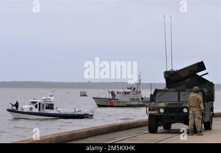 Land- und Seeelemente nahmen an der Hafenverteidigungsdemonstration im März auf dem Cape Fear River in der Nähe von Wilmington, NC, Teil. Hier haben die US-Küstenwache, die Harbour Patrol-Schiffe und das 263. Army Air & Missile Defense Command (AAMDC) ihre Bemühungen in der Multi-Domain-Operation kombiniert, zu der auch sechs F-15 Eagles, ein KC-135 Stratotanker und ein E-3 Sentry gehörten. Stockfoto