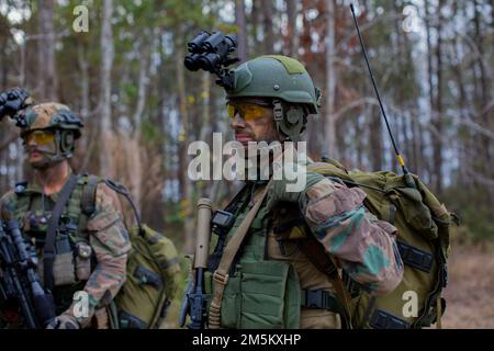 Ein niederländischer Marine mit Marineschwader Carib, niederländisches Marine Corps, wartet auf seine Anweisung, bevor er in die USA einsteigt Marine Corps CH-53E Super Hallion, Marine Heavy Helicopter Squadron-772, 4. Marine Aircraft Wing, Marine Forces Reserve, auf Camp Lejeune, North Carolina, März 23, 2022.bei der Übung handelt es sich um eine bilaterale Fortbildungsentwicklung, die darauf abzielt, die Interoperabilität zwischen den US-Streitkräften und den Partnerstreitkräften zu verbessern. Stockfoto