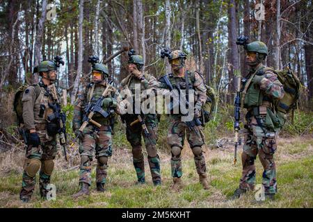 Holländische Marines mit Marineschwader Carib, niederländisches Marinekorps, bereiten sich auf einen US-Flug vor Marine Corps CH-53E Super Hallion, Marine Heavy Helicopter Squadron-772, 4. Marine Aircraft Wing, Marine Forces Reserve, während der Übung Caribbean Urban Warrior in Camp Lejeune, North Carolina, 23. März 2022. Die Übung ist eine bilaterale Fortbildung, die die Interoperabilität zwischen US- und Partnerstreitkräften verbessern soll. Stockfoto