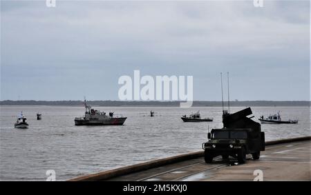 Land- und Seeelemente nahmen an der Hafenverteidigungsdemonstration im März auf dem Cape Fear River in der Nähe von Wilmington, NC, Teil. Hier haben die US-Küstenwache, die Harbour Patrol-Schiffe und das 263. Army Air & Missile Defense Command (AAMDC) ihre Bemühungen in der Multi-Domain-Operation kombiniert, zu der auch sechs F-15 Eagles, ein KC-135 Stratotanker und ein E-3 Sentry gehörten. Stockfoto