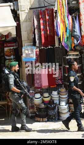 Israelische Grenzpolizisten in einer Sicherheitspatrouille in der Altstadt von Jerusalem. Stockfoto