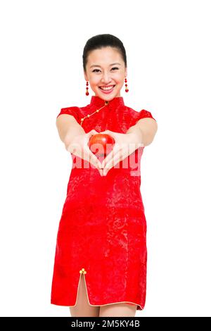 Die junge Frau von Cheongsam nahm den Apfel Stockfoto