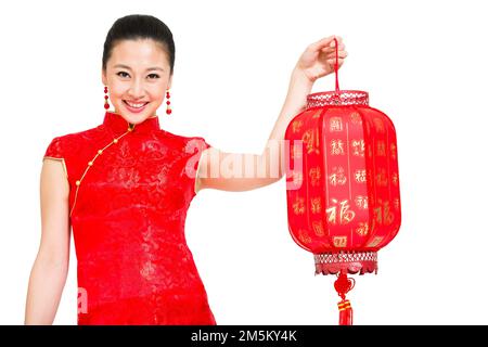 Ein Zelt, um die junge Frau von Red Cheongsam zu tragen, die eine Laterne trägt Stockfoto