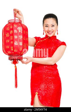 Ein Zelt, um die junge Frau von Red Cheongsam zu tragen, die eine Laterne trägt Stockfoto