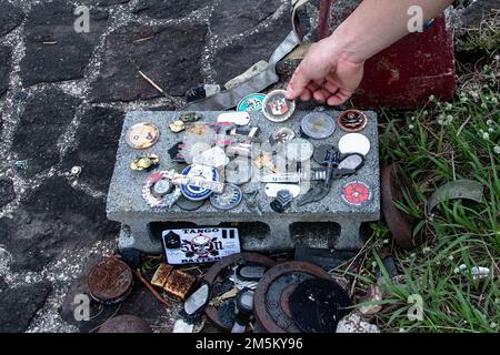 Ein Flugmann, der der 18. Ziviltechniker-Staffel zugeteilt wurde, hinterlässt eine Münze an einem Iwo Jima-Denkmal auf dem Gipfel des Mt. Suribachi in Iwo Jima, Japan, 23. März 2022. Marines und Airmen reisten nach Iwo Jima, um die Leben zu ehren, die während der Schlacht von Iwo Jima im Zweiten Weltkrieg verloren wurden Stockfoto