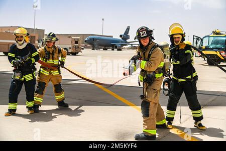 USA Die Air Force Firefighters der 378. Air Expeditionary Wing Civil Engineer Squadron trainieren zusammen mit den Feuerwehrleuten der Royal Saudi Air Force während der jährlichen RSAF Safety Gathering am Prince Sultan Air Base, Königreich Saudi-Arabien, 23. März 2022. Die beiden Teams reagierten auf eine simulierte Demonstration von Bodenunfällen während des jährlichen Treffens der Royal Saudi Air Force Safety, wodurch die Interoperabilität zwischen den beiden Diensten weiter gestärkt wurde. Stockfoto