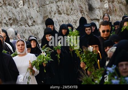 Orthodoxe christliche Nonnen, die in einer Prozession vom Grab der Jungfernkapelle zur Grabeskirche des Heiligen Grabes in Jerusalem spazieren. Stockfoto