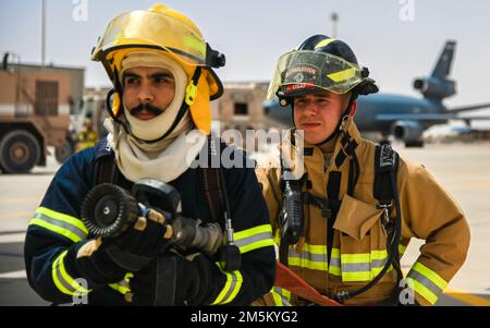 USA Die Air Force Firefighters der 378. Air Expeditionary Wing Civil Engineer Squadron trainieren zusammen mit den Feuerwehrleuten der Royal Saudi Air Force während der jährlichen RSAF Safety Gathering am Prince Sultan Air Base, Königreich Saudi-Arabien, 23. März 2022. Die Ausbildung zusammen mit den RSAF-Partnern trägt zur Entwicklung der Fähigkeiten und Fähigkeiten des Basispersonals in operativen Umgebungen bei. Stockfoto