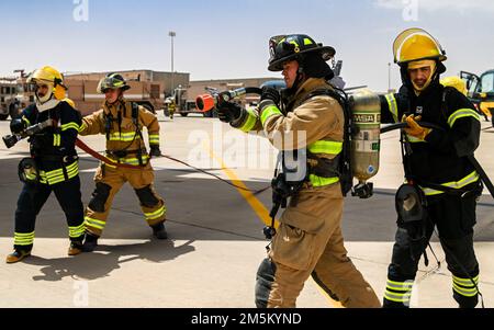 USA Die Air Force Firefighters der 378. Air Expeditionary Wing Civil Engineer Squadron trainieren zusammen mit den Feuerwehrleuten der Royal Saudi Air Force während der jährlichen RSAF Safety Gathering am Prince Sultan Air Base, Königreich Saudi-Arabien, 23. März 2022. Die Ausbildung zusammen mit den RSAF-Partnern trägt zur Entwicklung der Fähigkeiten und Fähigkeiten des Basispersonals in operativen Umgebungen bei. Stockfoto