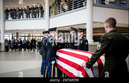 Die Soldaten der Iowa Army National Guard legten am 3. Mai 2022 bei einer Gedenkdemonstration der Ehrengarde im Joint Force Headquarters in Johnston, Iowa, eine amerikanische Flagge auf einen Ausstellungssarg. Mitglieder der Ehrengarde haben sich mit dem des Moines Area Community College in Ankeny zusammengetan, um Studenten aus Leichenhäusern zu Schulen. Stockfoto