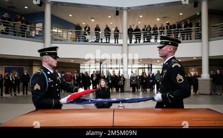 Die Soldaten der Iowa Army National Guard haben am 3. Mai 2022 bei einer Demonstration zur Ehrengarde im Joint Force Headquarters in Johnston, Iowa, eine amerikanische Flagge gefaltet. Mitglieder der Ehrengarde haben sich mit dem des Moines Area Community College in Ankeny zusammengetan, um Studenten aus Leichenhäusern zu Schulen. Stockfoto