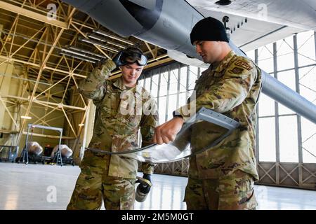 USA Air Force Airman 1. Jacob Marquart, 92. Aircraft Maintenance Squadron Crew Chief, wird angewiesen, wie ein KC-135 Stratotanker am Fairchild Air Force Base, Washington, 23. März 2022 repariert wird. Das Vorbereiten von Praxisreparaturen weckt Vertrauen in die Flugzeuge und sorgt dafür, dass sie effizient für die Einsatzbereitschaft sorgen. Stockfoto