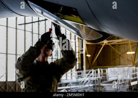 USA Air Force Airman 1. Class Jacob Marquart, 92. Aircraft Maintenance Squadron Crew Chief, trainiert einen KC-135 Stratotanker, um seine Wartungsfähigkeiten am Fairchild Air Force Base, Washington, am 23. März 2022 zu verbessern. Die Durchführung von Praxisreparaturen weckt das Vertrauen in Airmen und sorgt dafür, dass Airmen effizient einsatzbereit sind. Stockfoto