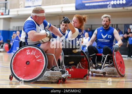 Während der Air Force Trials in der Joint Base San Antonio-Randolph, Texas, nahmen Krieger im Rollstuhl-Rugby Teil. Athleten haben um einen Platz im Air Force Team gekämpft, das im August bei den Warrior Games des Verteidigungsministeriums 2022 antreten wird. Stockfoto