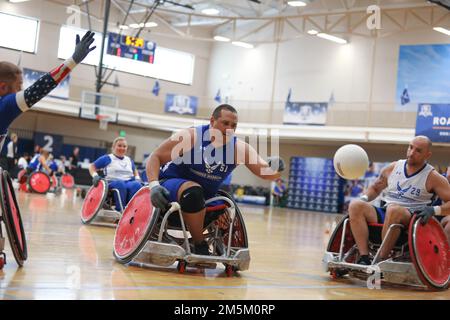 Während der Air Force Trials in der Joint Base San Antonio-Randolph, Texas, nahmen Krieger im Rollstuhl-Rugby Teil. Athleten haben um einen Platz im Air Force Team gekämpft, das im August bei den Warrior Games des Verteidigungsministeriums 2022 antreten wird. Stockfoto