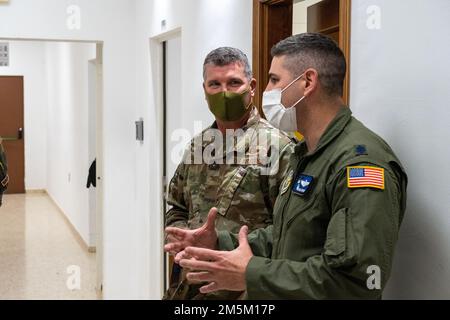 Oberstleutnant Joshua Moores, Kommandeur der ECE-2203-Einheit, spricht mit Oberst Dawson Brumbelow, 521. Befehlshaber der Air Mobility Operations Group, Mittwoch, 23. März, am Luftwaffenstützpunkt Morón, Spanien, über die erweiterten Fähigkeiten der KC-46A und ihrer Unterstützungsfunktionen für die Luftwaffenmission. Der 521. ist für Geschwader in vier verschiedenen Ländern verantwortlich und nutzte die KC-46A Employment Concept Exercise (ECE) als Gelegenheit, die Zukunft des Luftbetankens zu sehen und direkt von den Flugzeugen zu hören, die dies ermöglichen. Stockfoto