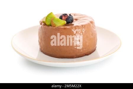 Teller mit köstlichem Schokoladenpudding, Kiwi und Heidelbeere auf weißem Hintergrund Stockfoto