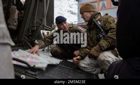 Stabschef der französischen Armee des 1. Marine-Infanterie-Regiments (links) und der USA Oberstleutnant Ryan Gordinier (rechts) koordiniert die Truppenbewegung während der Übung Cold Response 2022, Narvik, Norwegen, 24. März 2022. Gordinier ist befehlshabender Offizier des 3. Bataillons, 6. Marineregiment, 2D. Division. Übung Cold Response '22 ist eine alle zwei Jahre stattfindende norwegische nationale Bereitschafts- und Verteidigungsübung, die in ganz Norwegen stattfindet, unter Beteiligung jedes seiner Militärdienste sowie von 26 weiteren alliierten Nationen und regionalen Partnern der Nordatlantikvertrags-Organisation. Stockfoto