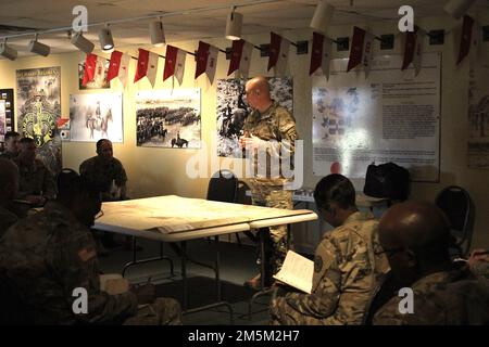 Generalmajor Richard R. Coffman (stehend) spricht zu den Führern und Mitarbeitern des 3D. Kavallerie-Regiments in Fort Hood, Texas, März 24. Coffman berichtete im National Training Center in Fort Irwin, Kalifornien, darüber, wie das Regiment noch vor seiner Sommerrotation besser und erfolgreicher arbeiten kann. Stockfoto