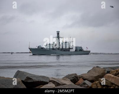 MARINESTÜTZPUNKT MAYPORT, FLORIDA - (24. März 2022) – die Royal Navy Fregatte HMS Portland (F79) trifft am Naval Station Mayport, Florida, 24. März 2022 ein. HMS Portland besucht Marinestützpunkt Mayport zu einem geplanten Hafenbesuch. Stockfoto