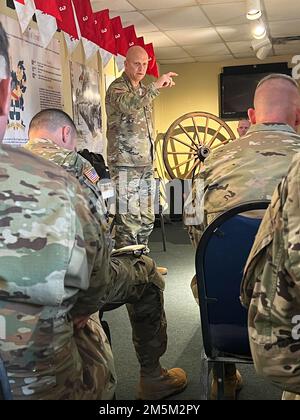 Generalmajor Richard R. Coffman spricht zu den Führern und Mitarbeitern des 3D. Kavallerie-Regiments in Fort Hood, Texas, März 24. Coffman berichtete im National Training Center in Fort Irwin, Kalifornien, darüber, wie das Regiment noch vor seiner Sommerrotation besser und erfolgreicher arbeiten kann. Stockfoto