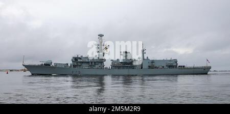MARINESTÜTZPUNKT MAYPORT, FLORIDA - (24. März 2022) – die Royal Navy Fregatte HMS Portland (F79) trifft am Naval Station Mayport, Florida, 24. März 2022 ein. HMS Portland besucht Marinestützpunkt Mayport zu einem geplanten Hafenbesuch. Stockfoto