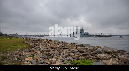 MARINESTÜTZPUNKT MAYPORT, FLORIDA - (24. März 2022) – die Royal Navy Fregatte HMS Portland (F79) trifft am Naval Station Mayport, Florida, 24. März 2022 ein. HMS Portland besucht Marinestützpunkt Mayport zu einem geplanten Hafenbesuch. Stockfoto