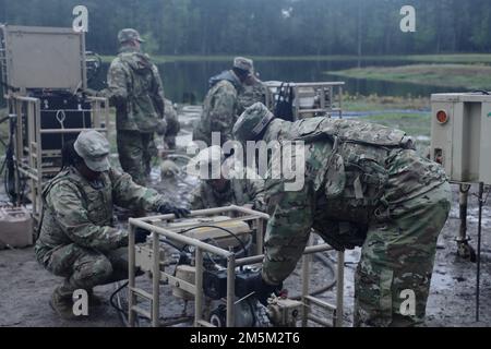 Wasseraufbereitungsspezialisten, die der Alpha Company zugewiesen sind, 87. Division Sustainment Support Battalion, 3. Division Sustainment Brigade, 3. Infanterie Division, führen am 24. März 2022 in Fort Stewart, Georgia, eine Wasseraufbereitungsschulung für leichte Wasseraufbereiter durch. Die Reinigungsausrüstung innerhalb des Platoons ermöglicht Modularität, Skalierbarkeit und einfachen Transport auf einer Vielzahl von Plattformen, um die Alpha Co. Sicherzustellen Soldaten sind immer in der Lage, ihre Mission zu erfüllen. Stockfoto