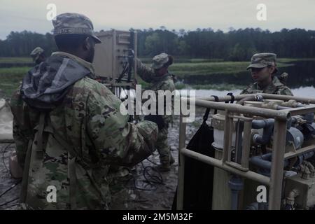 Spezialisten für Wasseraufbereitung, die Alpha Company zugewiesen sind, 87. Division Sustainment Support Bataillon, 3. Division Sustainment Brigade, 3. Infanterie Division, führen am 24. März 2022 eine Wasseraufbereitungsschulung für die leichten Wasseraufbereiter (LWP) in Fort Stewart, Georgia, durch. Die Reinigungsausrüstung innerhalb des Platoons ermöglicht Modularität, Skalierbarkeit und einfachen Transport auf einer Vielzahl von Plattformen, um die Alpha Co. Sicherzustellen Soldaten sind immer in der Lage, ihre Mission zu erfüllen. Stockfoto