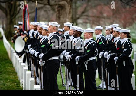 Matrosen aus den USA Navy Ceremonial Guard und die USA Die Navy Ceremonial Band unterstützt militärische Bestattungsveranstaltungen mit Begräbnisbegleitung in die USA Navy Seaman 1. Klasse Walter Stein in Sektion 36 des Nationalfriedhofs Arlington, Arlington, Virginia, 24. März 2022. Stein wurde während des Angriffs auf Pearl Harbor getötet, während er an Bord der USS Oklahoma diente. Pressemitteilung der Defense POW/MIA Accounting Agency (DPAA): Am 7. Dezember 1941 wurde Stein dem Schlachtschiff USS Oklahoma zugeteilt, das auf Ford Island, Pearl Harbor, vor Anker lag, als das Schiff von japanischen Flugzeugen angegriffen wurde. Die USS Oklahoma sustai Stockfoto