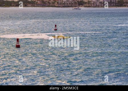 Miami, Florida, USA - 12 12 2022: Geführte Schnellboottour durch Miami Stockfoto