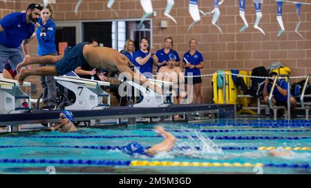 USA Air Force Ret. Chief Master Sgt. Garrett Kuwada, ein von der Luftwaffe verwundeter Krieger-Athlet, taucht bei einem Schwimmwettkampf im Blossom Aquatic Center, San Antonio, Texas, am 24. März 2022. Die Versuche sind eine adaptive Sportveranstaltung, die das geistige und körperliche Wohlbefinden von schwer erkrankten und verletzten Militärmitgliedern und Veteranen fördern soll. Stockfoto