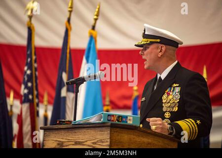 220324-N-BK917-1352 VIRGINIA BEACH, VA (24. März 2022) -- ADM. Christopher Grady, Vice Chairman of the Joint Chiefs of Staff, hält eine Rede vor Gast und Crew während einer Ruhestandszeremonie zu Ehren von Capt. Charles Hampton, 24. März 2022. Hampton ging während seiner letzten Zeremonie zur Befehlsänderung in den Ruhestand, nachdem er mehr als 25 Jahre in der Navy saß. Stockfoto