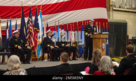 220324-N-BK917-1253 VIRGINIA BEACH, VA (24. März 2022) -- ADM. Christopher Grady, Vice Chairman of the Joint Chiefs of Staff, hält eine Rede vor Gast und Crew während einer Ruhestandszeremonie zu Ehren von Capt. Charles Hampton, 24. März 2022. Hampton ging während seiner letzten Zeremonie zur Befehlsänderung in den Ruhestand, nachdem er mehr als 25 Jahre in der Navy saß. Stockfoto