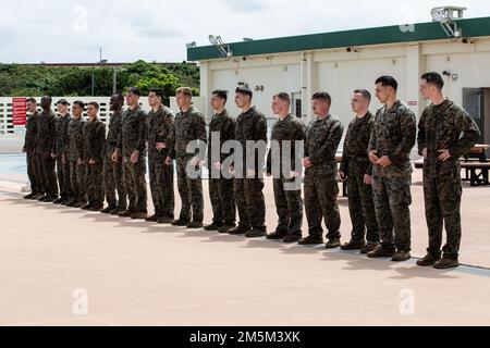 USA Marines und ein Navy Corpsman nehmen am Iron Mike Screener der 3. Marine Logistics Group in Camp Kinser, Okinawa, Japan, am 24. März 2022 Teil. Sechzehn Mitglieder waren Teil des Screenings, um 3. MLG für die jährliche Iron Mike Challenge an der Marine Corps Base Quantico, Virginia, ab dem 7. Mai 2022 vertreten zu können. Stockfoto