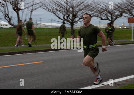 USA Marine Corps 2. LT. Riley Gannon, Finanzverwalter bei Combat Logistics Regiment 37, 3. Marine Logistics Group, springt während des körperlichen Fitnesstests im Rahmen von 3. Iron Mike Screener von MLG in Camp Kinser, Okinawa, Japan, 24. März 2022. Sechzehn Mitglieder waren Teil des Screenings, um 3. MLG für die jährliche Iron Mike Challenge an der Marine Corps Base Quantico, Virginia, ab dem 7. Mai 2022 vertreten zu können. Stockfoto