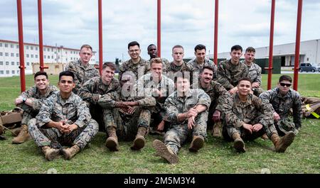 USA Marines und ein Navy Corpsman nehmen am Iron Mike Screener der 3. Marine Logistics Group in Camp Kinser, Okinawa, Japan, am 24. März 2022 Teil. Sechzehn Mitglieder waren Teil des Screenings, um 3. MLG für die jährliche Iron Mike Challenge an der Marine Corps Base Quantico, Virginia, ab dem 7. Mai 2022 vertreten zu können. Stockfoto