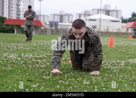 USA Marinekorps 2. LT. Riley Gannon, Finanzverwalter bei Combat Logistics Regiment 37, 3. Marine Logistics Group, hohe Kriechströme während des Kampftrainingstests im Rahmen von 3. Iron Mike Screener von MLG in Camp Kinser, Okinawa, Japan, 24. März 2022. Sechzehn Mitglieder waren Teil des Screenings, um 3. MLG für die jährliche Iron Mike Challenge in Marine Corps Base Quantico, Virginia, ab dem 7. Mai 2022 vertreten zu können. Stockfoto