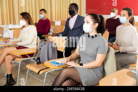Erwachsene Studenten tragen Masken zum Schutz Covid-19 oder Corona-Virus-Krankheit , Gesundheitskonzept Stockfoto