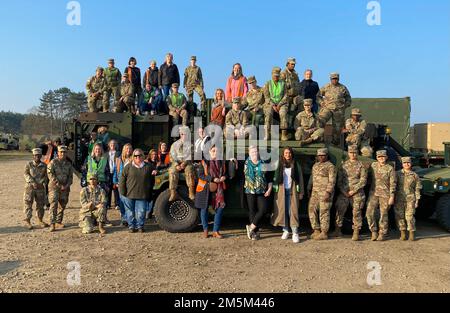 Weibliche Soldaten der Bravo Company, 87. Division Sustainment Support Battalion, 3. Infanterie Division Sustainment Brigade, einschließlich Commander der Bravo Company, Sarah Seekins (Zentrum, sitzt auf dem Humvee), Posieren Sie für ein Foto mit den Frauen der Zutendaal-Armee, die im März im Rahmen des Women's History Month den Arbeitsplatz von Stock-2 vorbereiteten. Rund 130 Soldaten der Bravo Company wurden aus Fort Stewart, Georgia, nach Europa entsandt, um die APS-2-Mission der 405. Army Field Support Brigade zu unterstützen. Stockfoto