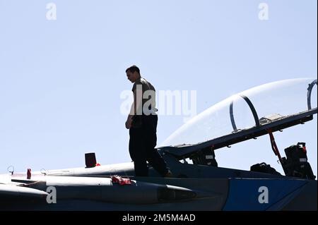 Ein US-amerikanischer Air Force Airman, dem 492. Kampfgeschwader, 48. Kampfflug, zugewiesen, führt allgemeine Wartungsarbeiten an einem F-15E Strike Eagle am Andravida Air Base, Griechenland, am 24. März 2022 durch. Die 48. FW ist einer der zahlreichen Teilnehmer an INIOCHOS 22, einer von der griechischen Luftwaffe geleiteten Übung, die die Interoperabilität und die Fähigkeiten der alliierten und Partnertruppen bei der Durchführung gemeinsamer Operationen und der Luftabwehr verbessern soll. Stockfoto